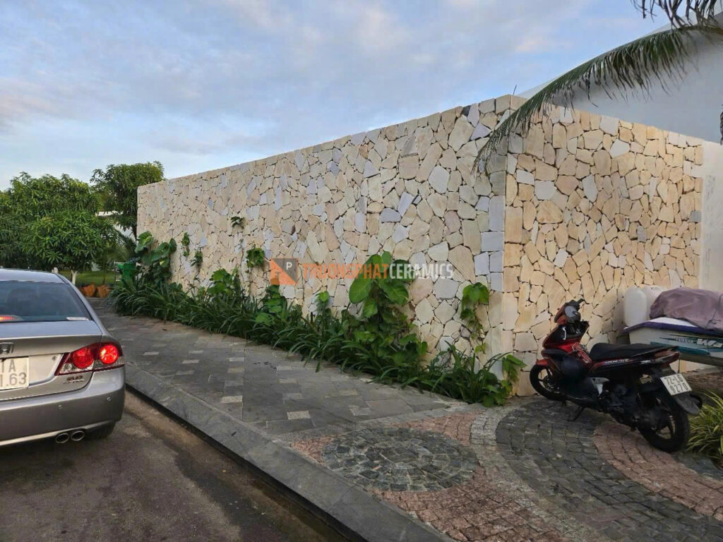 Nên chọn đá rối vàng quay ốp tường rào – Những lý do bạn cần biết