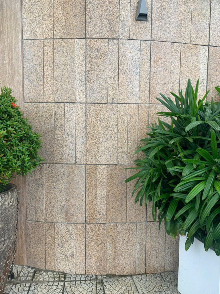 Granite vàng băm ốp tường