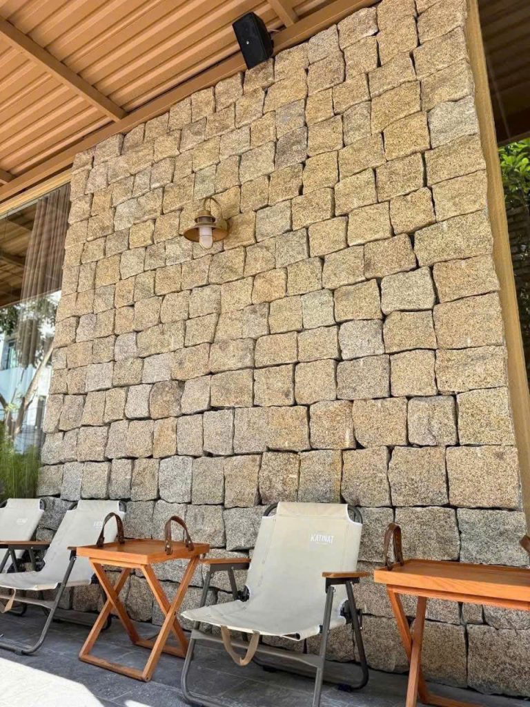 Đá granite chẻ tay vàng băm