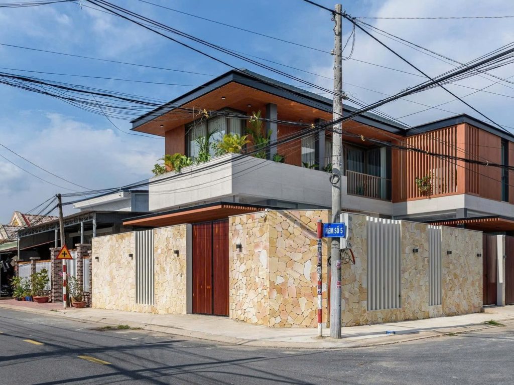 Đá rối vàng quay ốp tường cổ điển