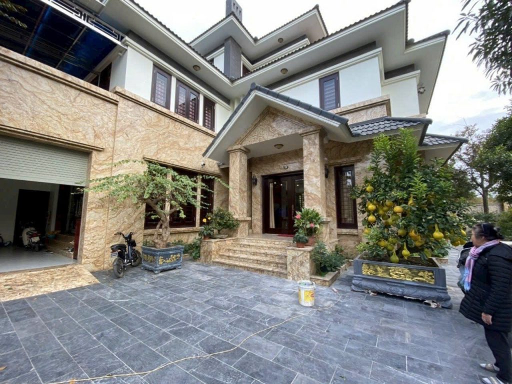 Đá Xanh Đen Mài: Lựa Chọn Sang Trọng và An Toàn Cho Sân Vườn Chống Trơn Trượt