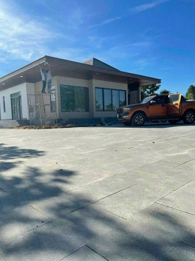 Đá Bazan xanh khò lát sân chống trơn