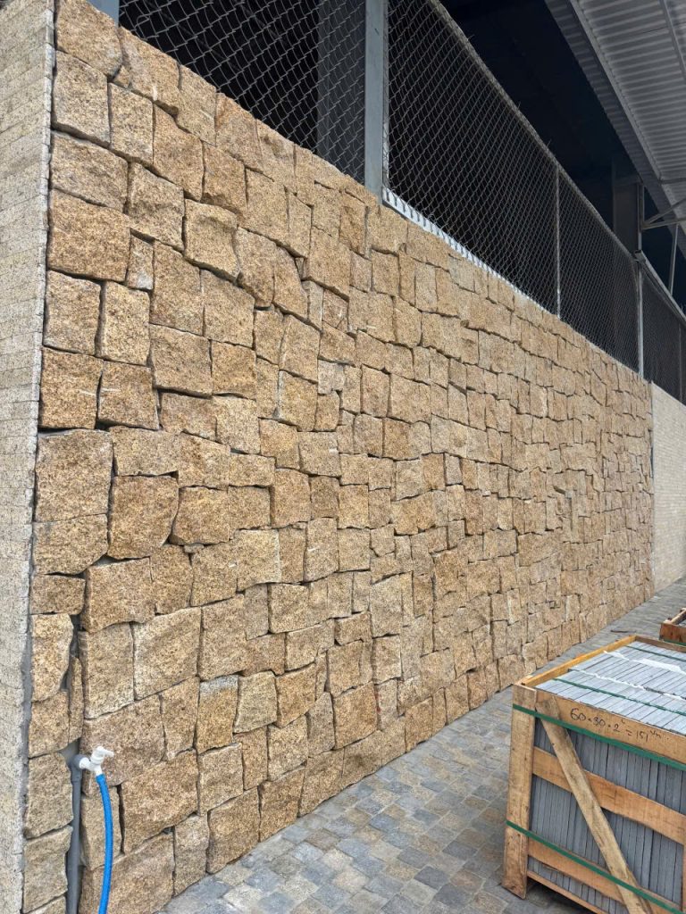 Đá Chẻ Tay Granite Vàng Băm: Nét Đẹp Thô Mộc và Vĩnh Cửu cho Không Gian