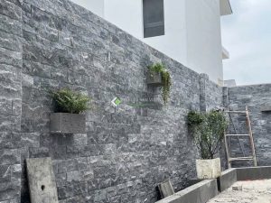 ĐÁ BÓC ĐEN ỐP CHÂN MÓNG: SỰ LỰA CHỌN HOÀN HẢO CHO CÔNG TRÌNH VỮNG CHÃI