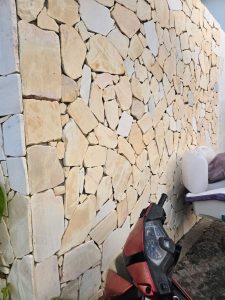 ĐÁ RỐI VÀNG QUAY: XU HƯỚNG DECOR TƯỜNG ĐẬM CHẤT NGHỆ THUẬT