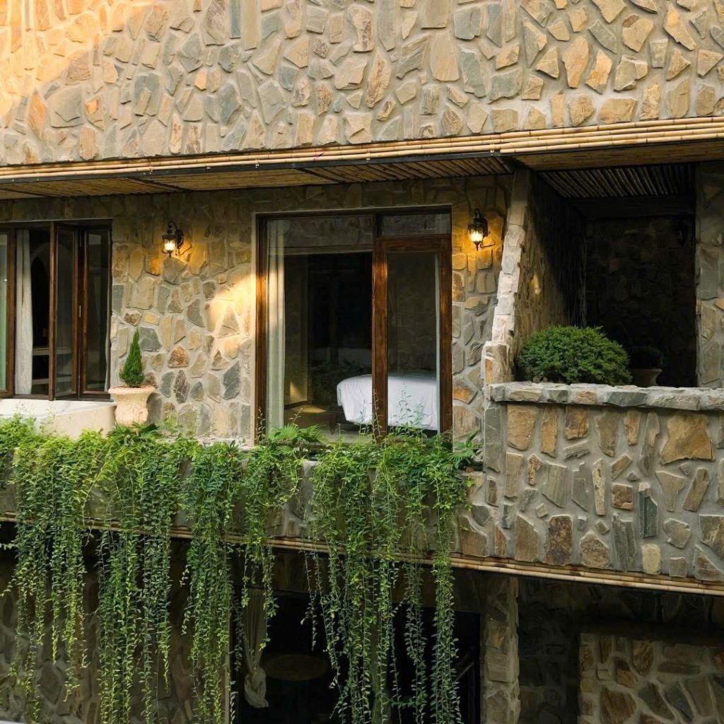 Đá Rối Đa Sắc: “Bản Giao Hưởng” Thiên Nhiên Cho Những Bức Tường Vô Cực